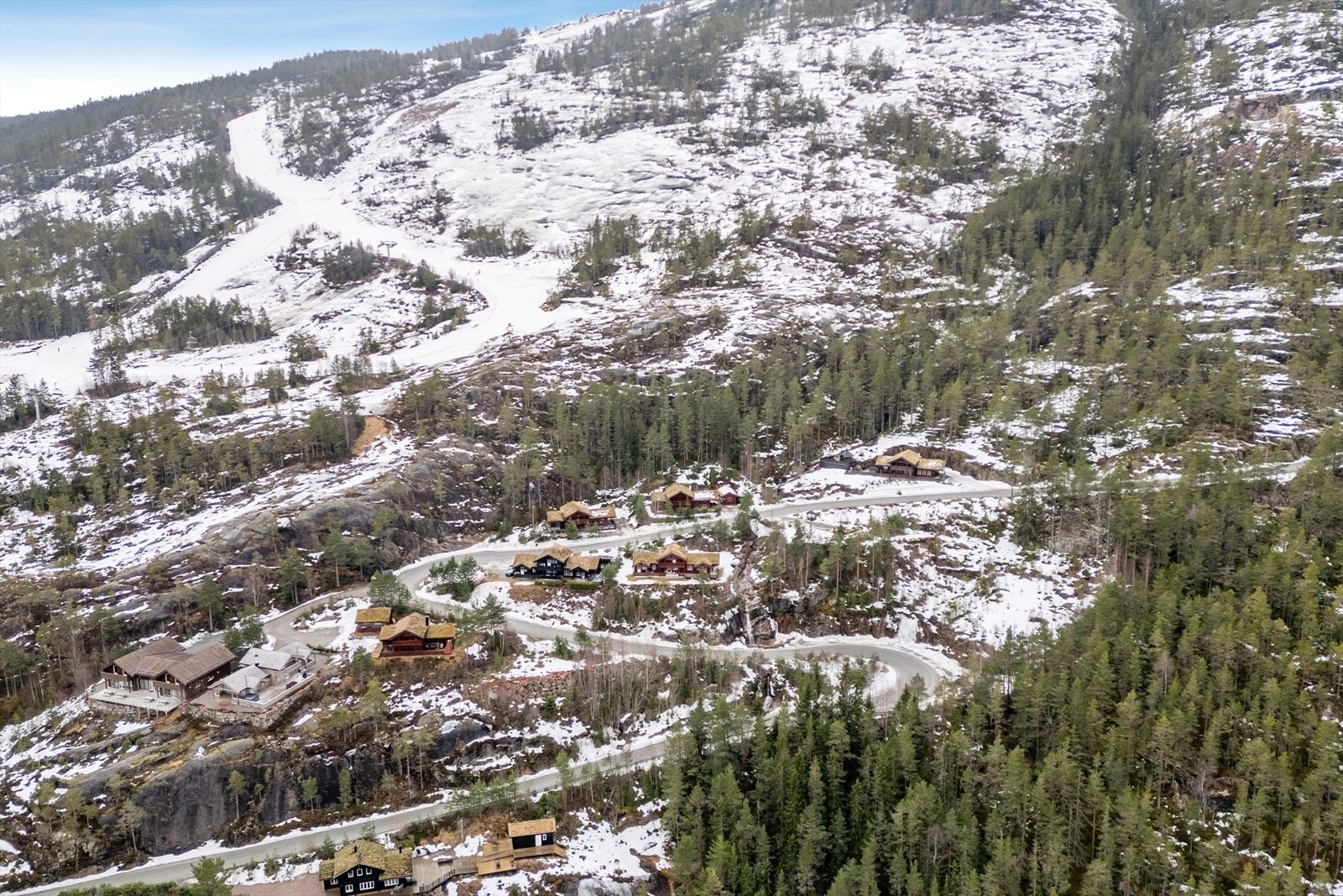 Det er ca. 2 km med bil fra hyttetomten og ned til parkeringen ved alpinanlegget. Du ser løypenettet til venstre i bilde og ved mye snø, vil det være enklere å komme seg til og fra bakken på ski fra eiendommen. Galleribilde