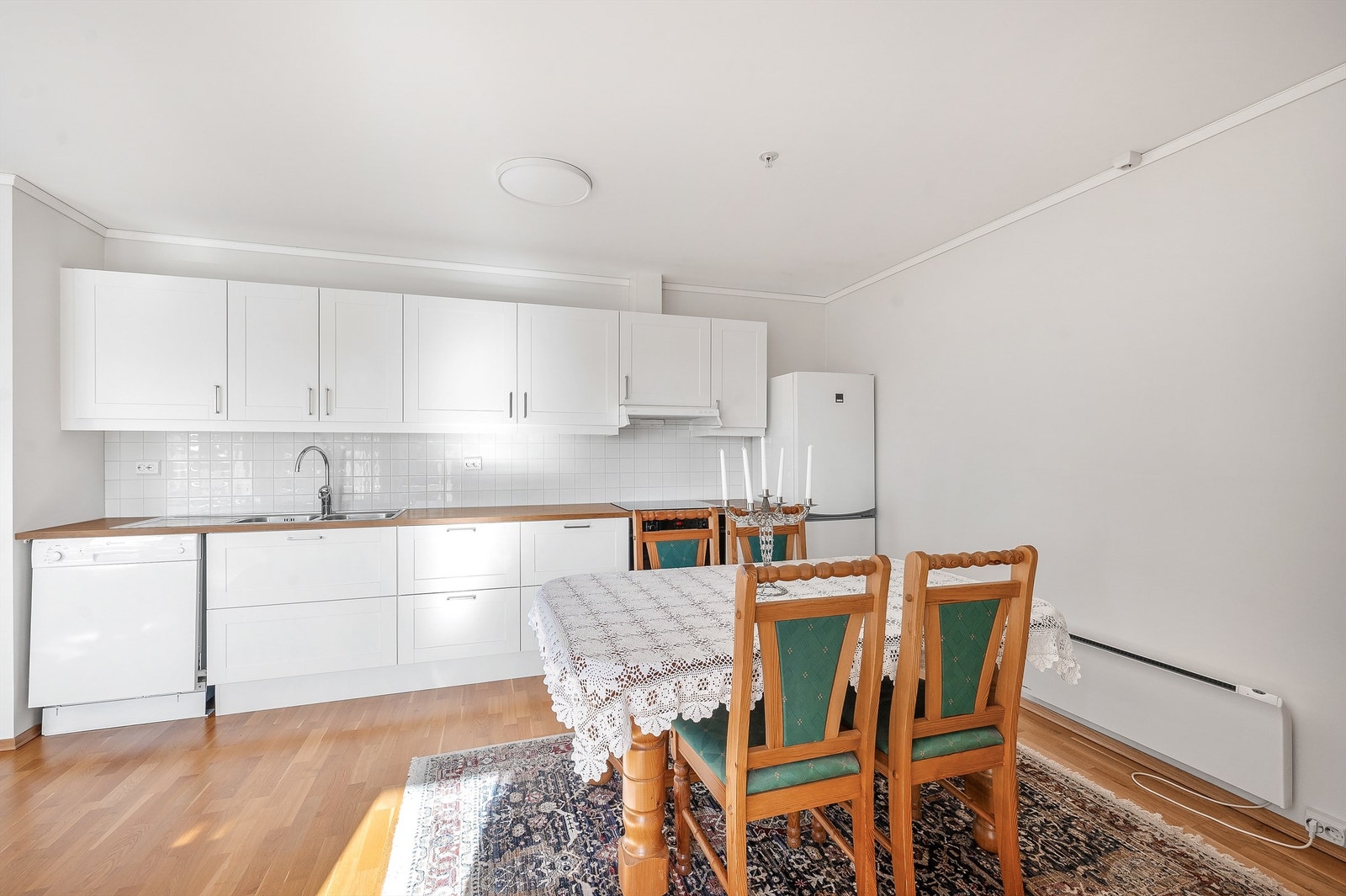 Kjøkken med over- og underskap, fliser over benkeplate, integrert stekeovn og koketopp. Oppvaskmaskin og kjøleskap medfølger. Galleribilde