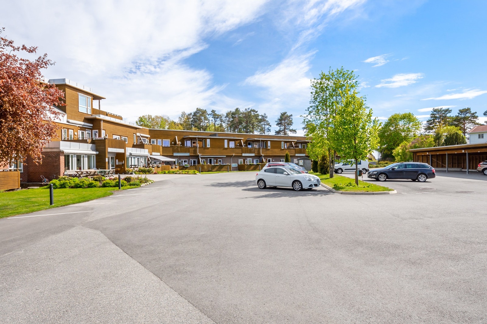 Rikelig med parkeringsmuligheter på tomten Galleribilde