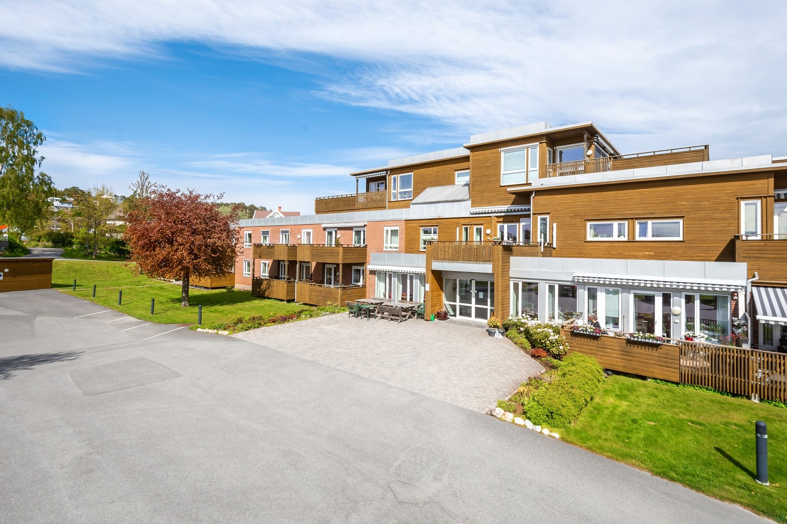 Toppleilighet solrikt beliggende i attraktivt borettslag -Fellesområde er pent opparbeidet med belegningsstein og beplantninger Galleribilde