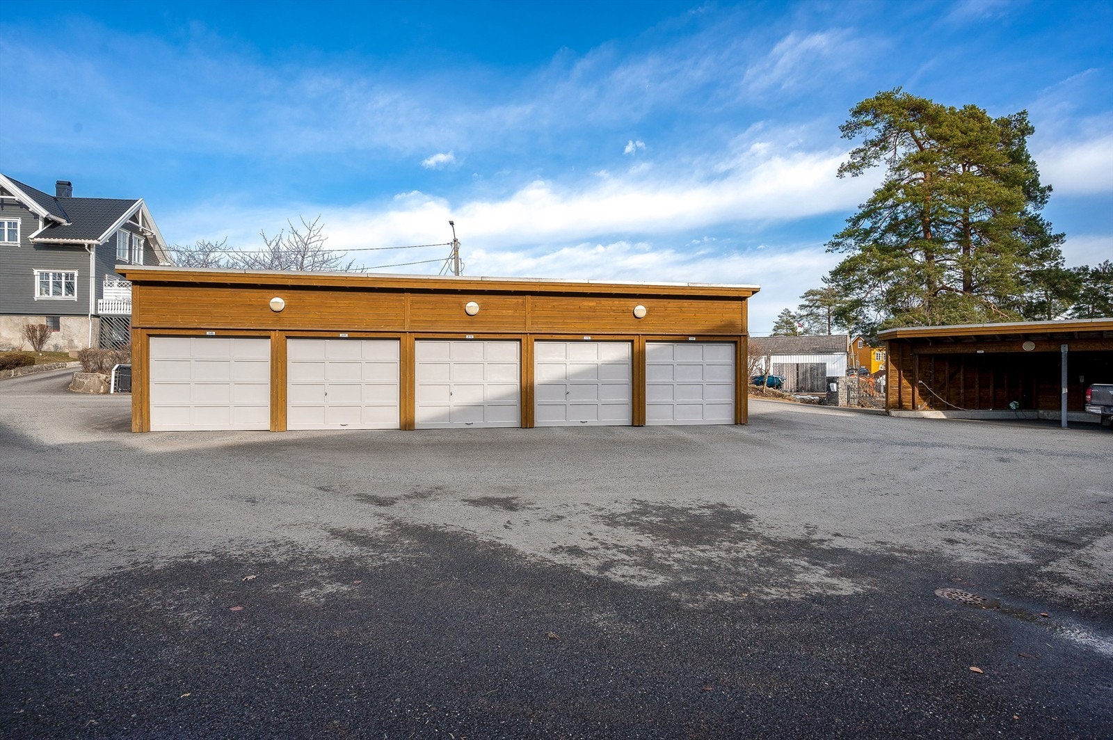 Leiligheten har tilhørende parkering i egen garasjeplass med port Galleribilde