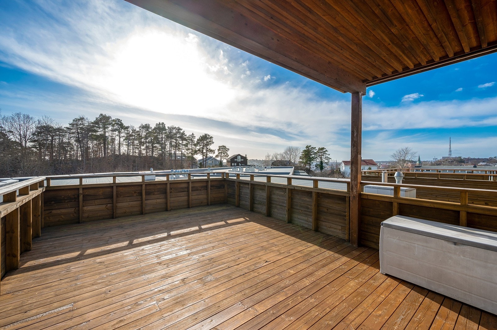 Leiligheten har stor veranda med delvis overbygg og fritt utsyn Galleribilde