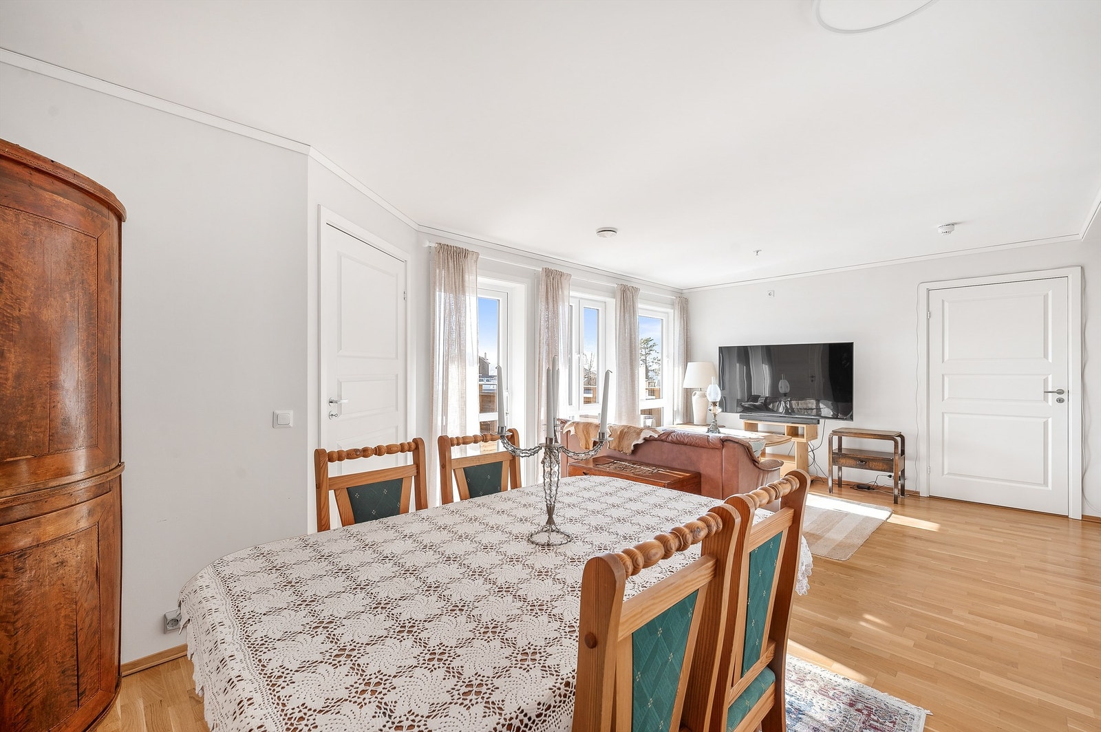 Plass for sofagruppe og spisebord i stuen Galleribilde