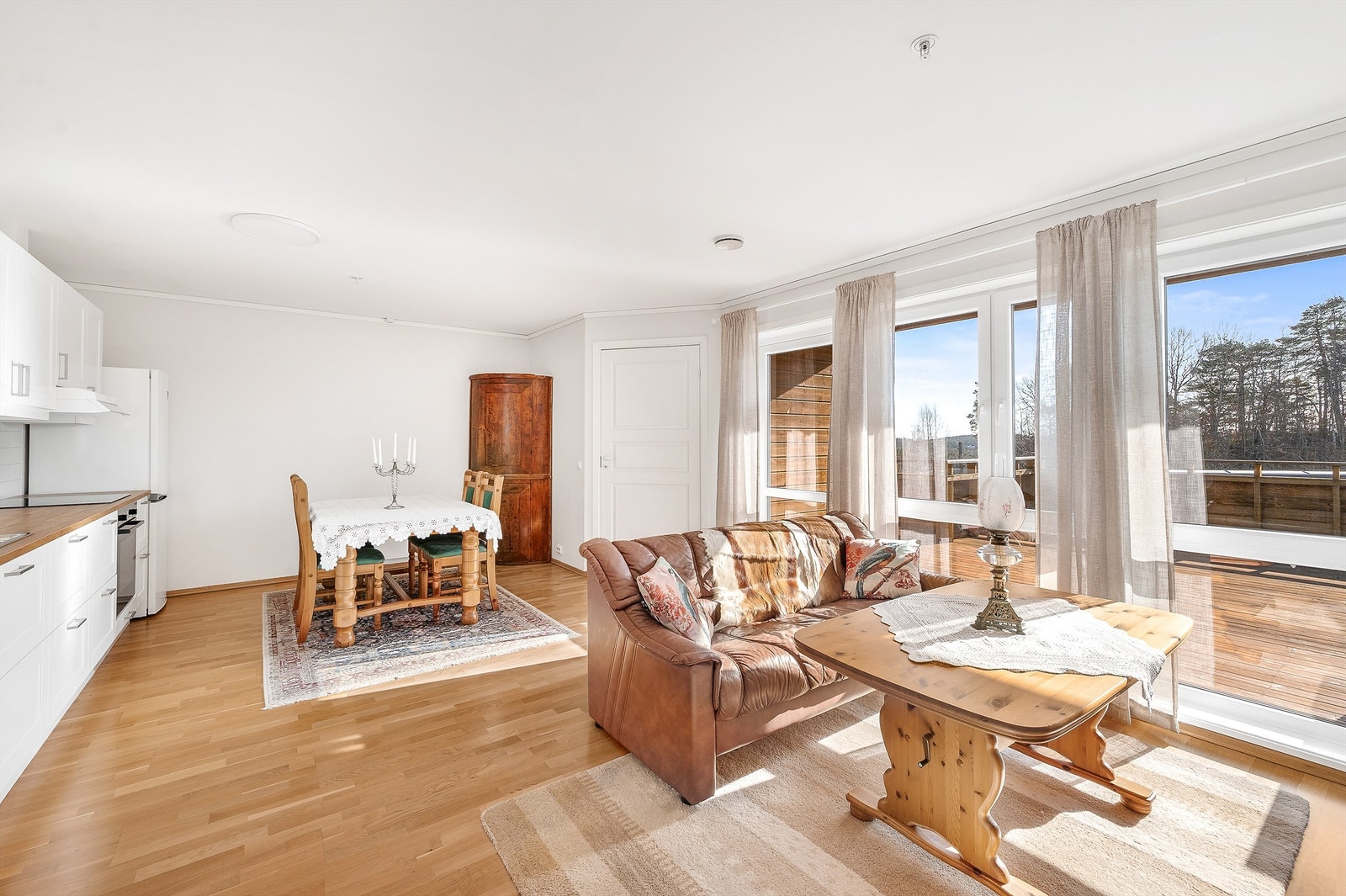 Stue med åpen kjøkkenløsning og utgang til veranda Galleribilde