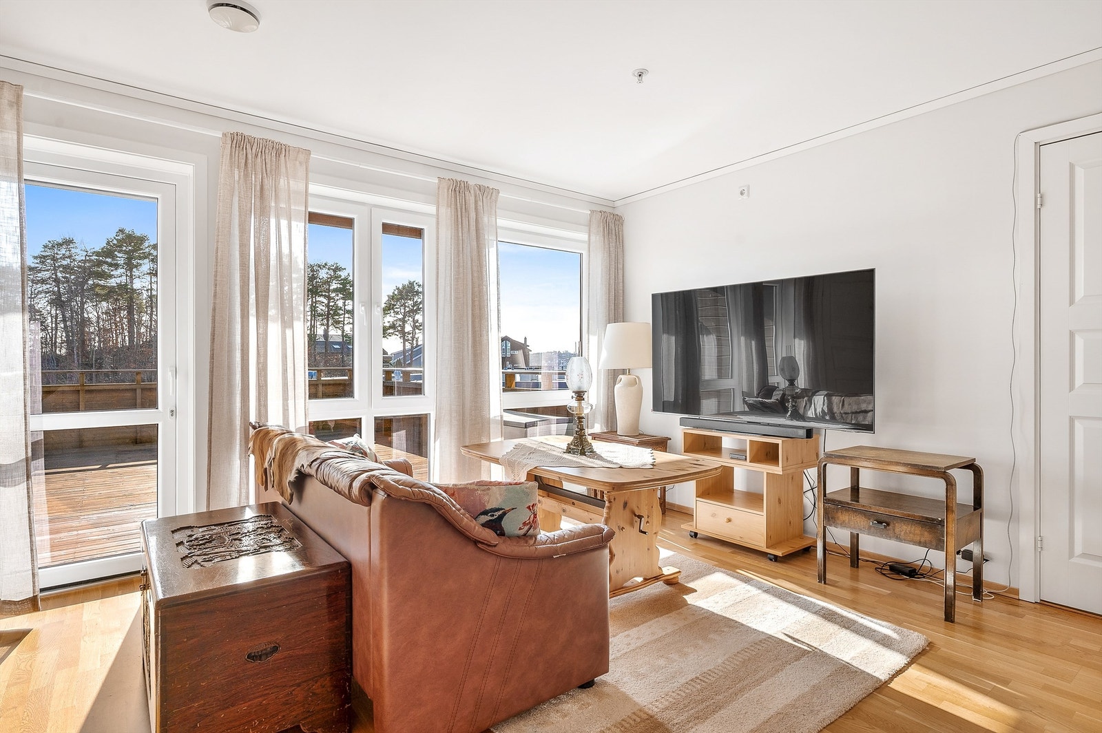 Lys og fin stue med store vindusflater Galleribilde