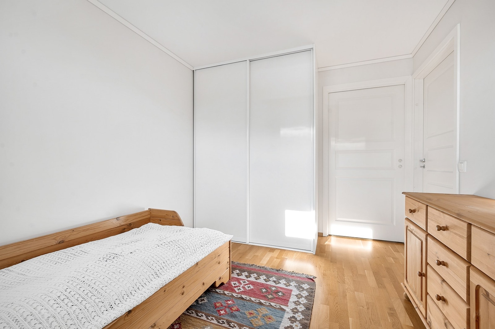 Soverom med skyvedørsgarderobe og direkte adkomst til badet Galleribilde