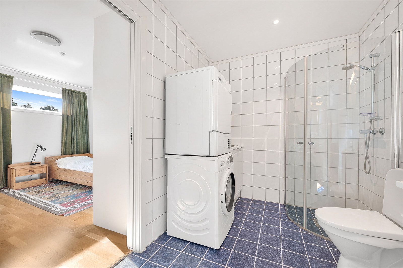 Bad med direkte adkomst til soverom Galleribilde