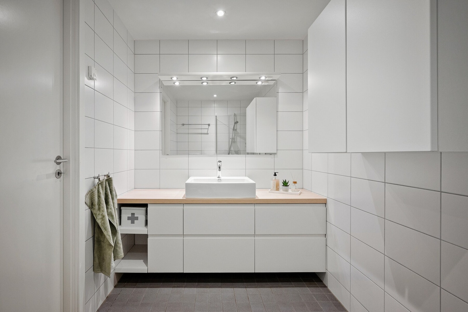 Begge badene byr på moderne design med gjennomførte detaljer. Galleribilde