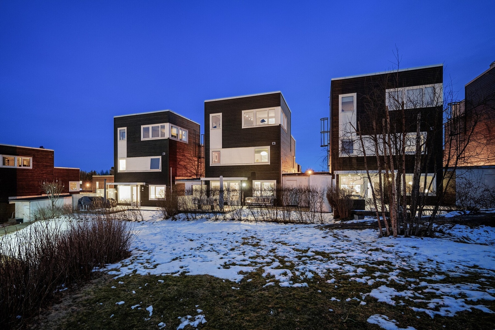 Velkommen til Finstad Hageby 139 - en moderne enebolig med flott takterrasse og praktiske løsninger for en komfortabel hverdag. Galleribilde