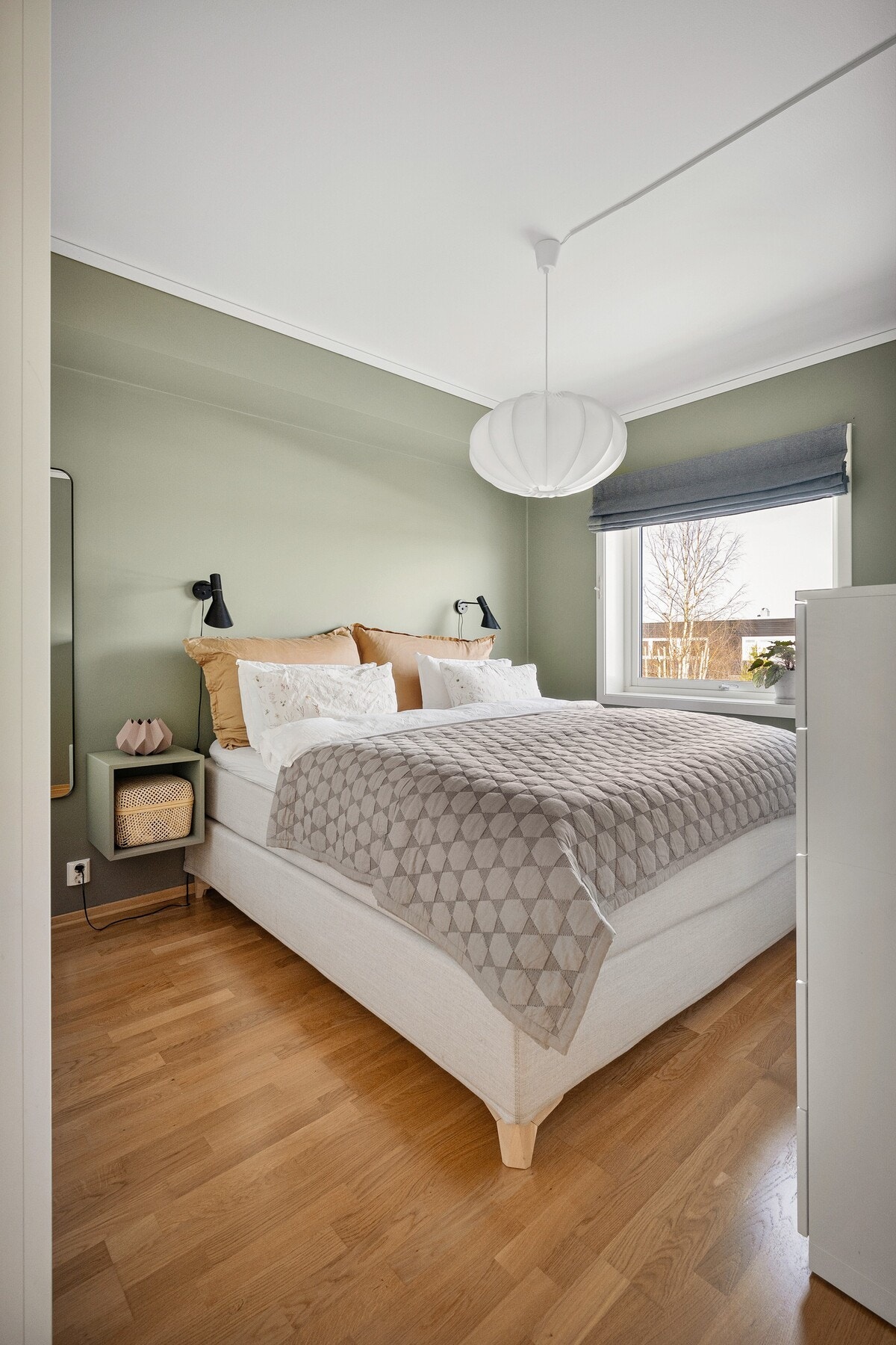 Rommet er romslig og har plass til en dobbeltseng, nattbord og en kommode, uten at det går på bekostning av luftigheten. Galleribilde