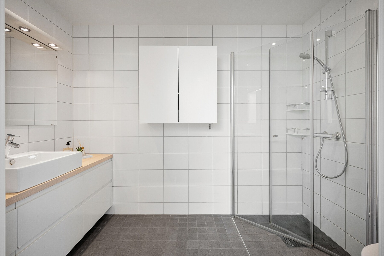 Boligen har to stilrene bad, begge med moderne fliser, gulvvarme og elegante innredninger. Galleribilde