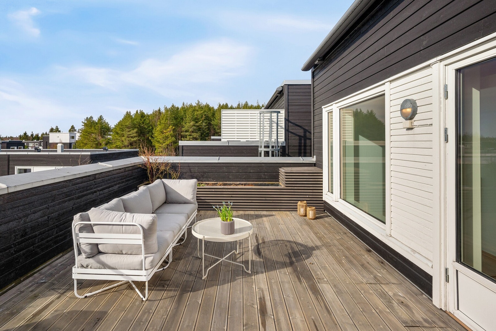 Med god plass til utesofa, spisegruppe, grill og heldekkende markise, er dette et perfekt sted for lange sommerdager. Galleribilde