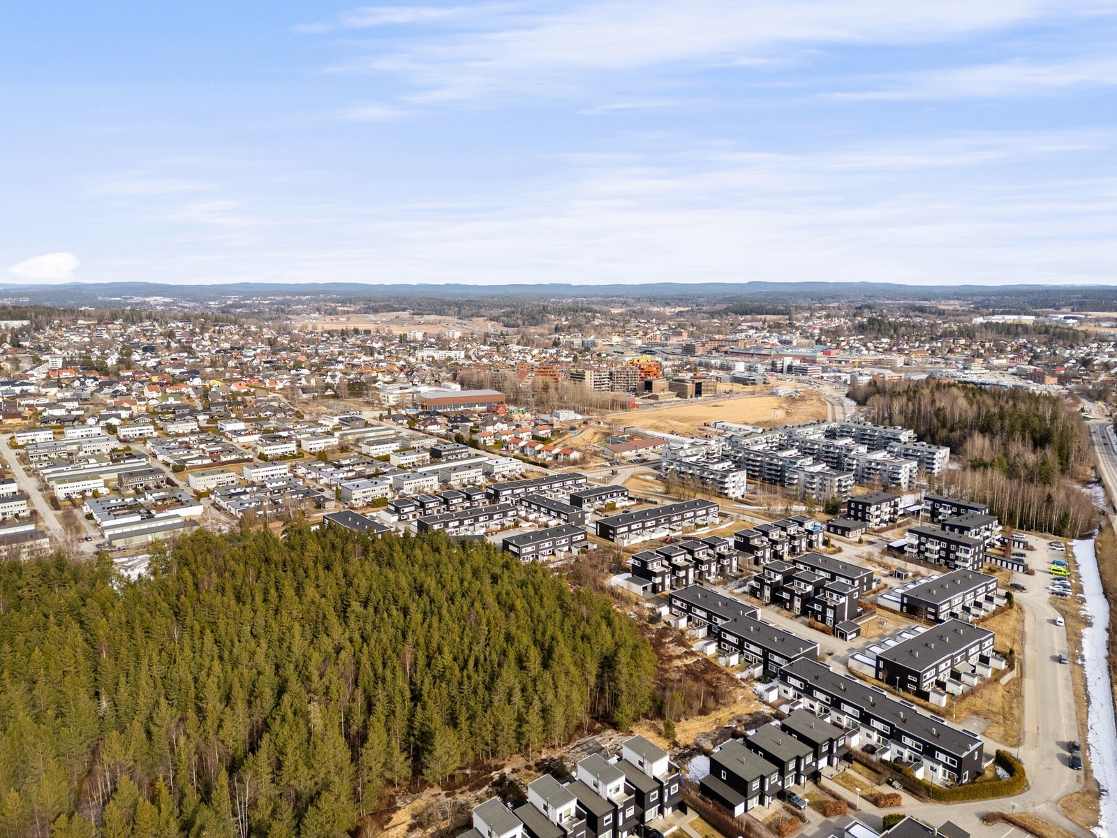 Området gir mulighet for offentlig kommunikasjon via buss og tog. Nærmeste holdeplass er Villenga som ligger ca. 400 m fra boligen. Det er ca. 1,5 km til Ski stasjon og med follobanen bruker toget ca. 12 minutter til Oslo S. Galleribilde