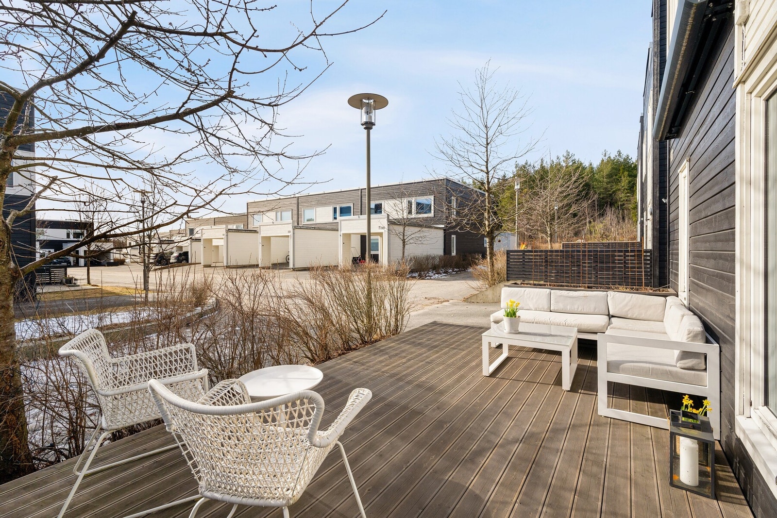 Det er utgang fra kjøkkenet til en solrik sydvendt terrasse med markise over sittegruppe. Galleribilde