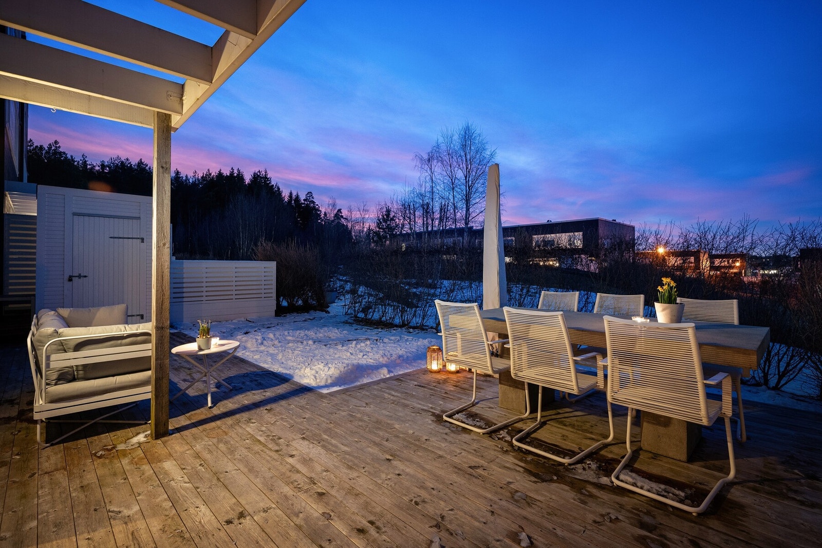 Markterrassen gir rikelig med plass til både avslapning og sosiale sammenkomster. Galleribilde