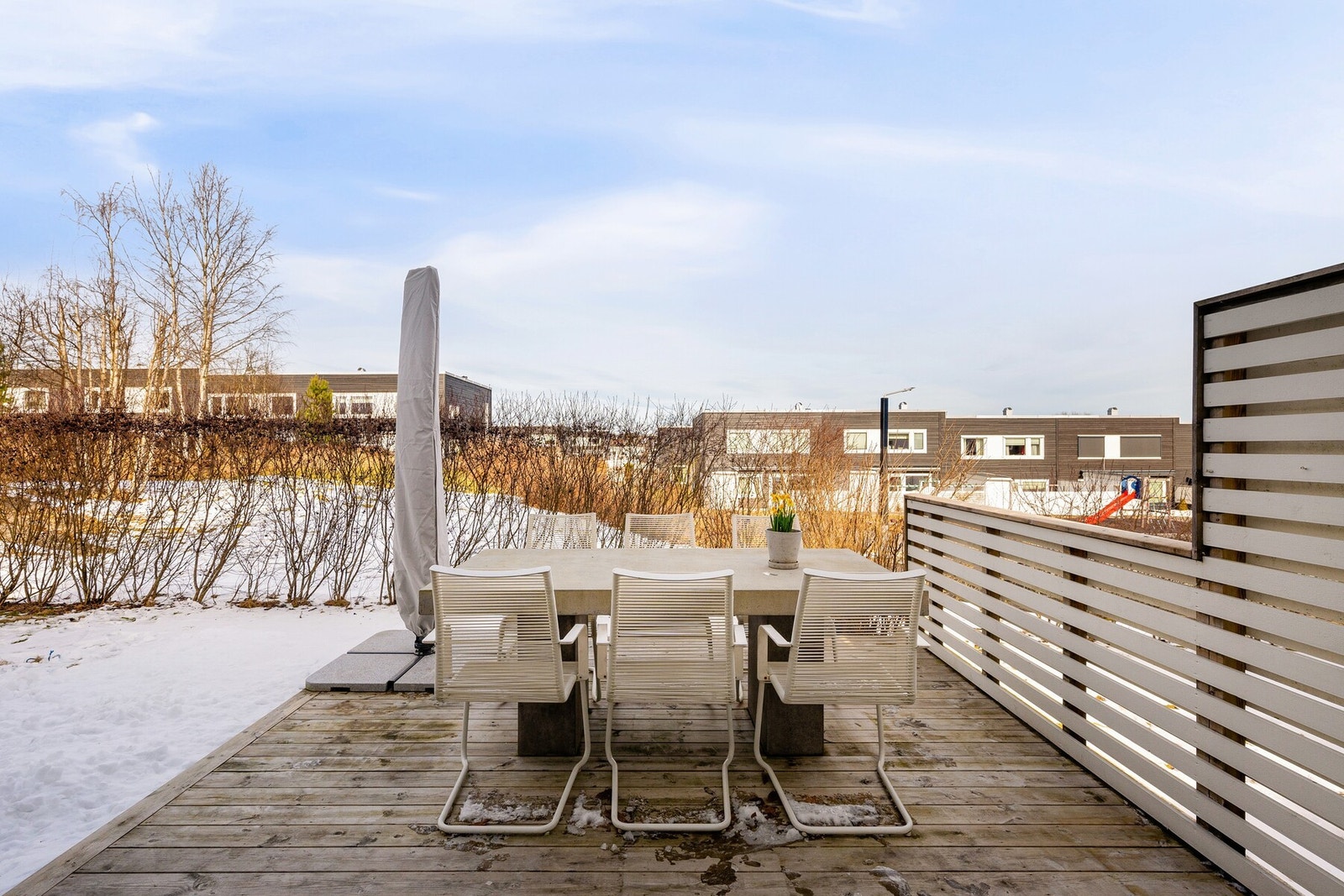 Her er det plass til grill og utemøbler. Det er også direkte utgang fra hagen til skogen. Galleribilde