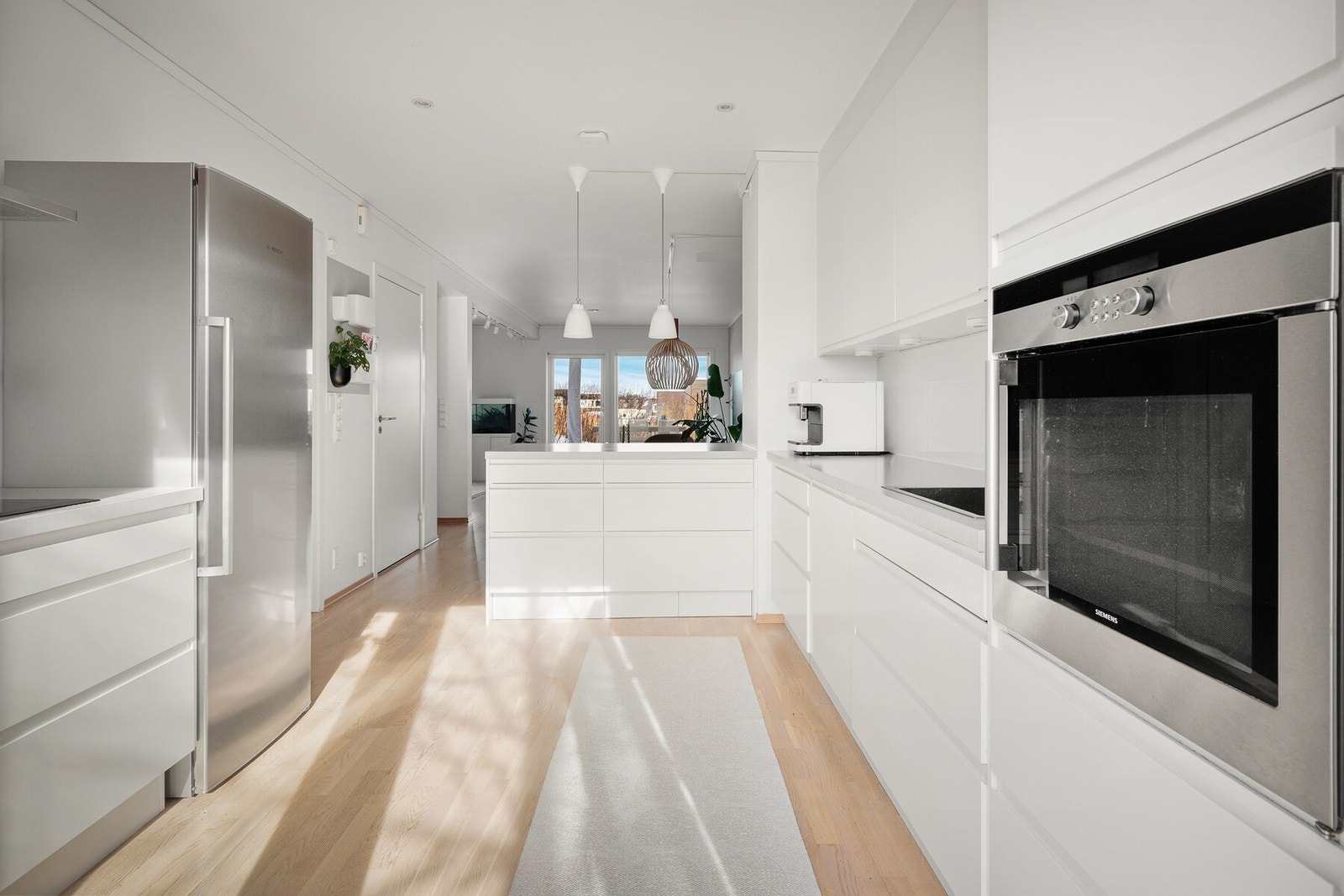 Her finner du glatte, lyse fronter kombinert med en solid benkeplate som gir god arbeidsplass. Galleribilde