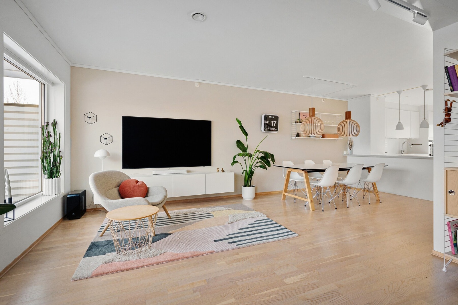 Stuen er boligens naturlige samlingspunkt - et lyst og innbydende oppholdsrom med store vinduer som slipper inn rikelig med dagslys. Galleribilde