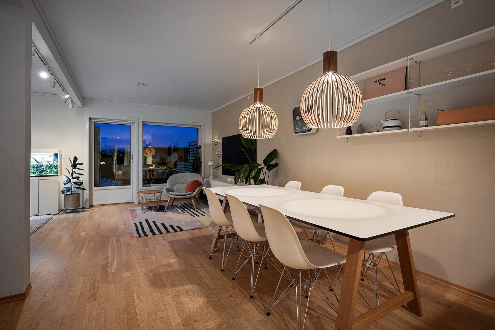 Spisestuen er praktisk plassert mellom stue og kjøkkenet. Galleribilde