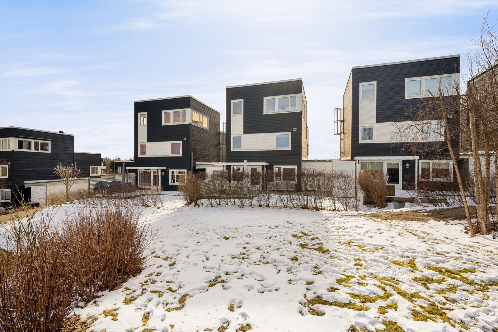 Eiendommen ligger i et etablert og barnevennlig boligområde på Finstad i Nordre Follo kommune med nærhet til skoler, barnehager, offentlig kommunikasjon, samt et stort utvalg av fasiliteter og servicetilbud. Galleribilde