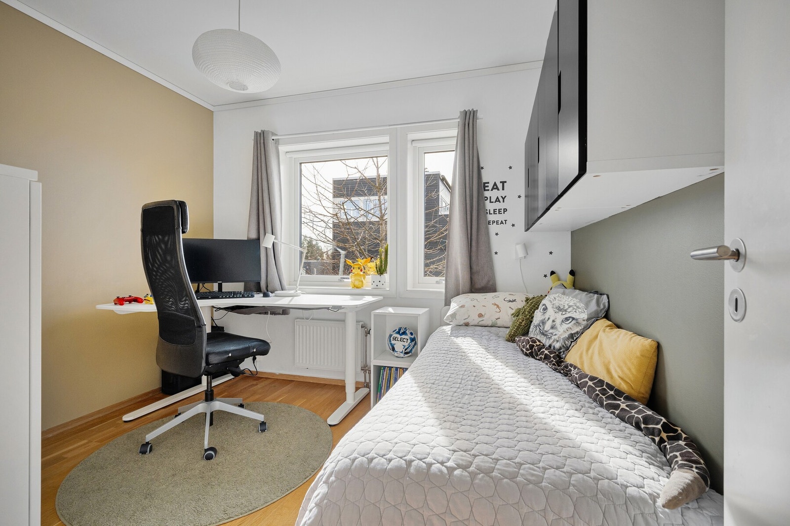 Dette rommet gir deg fleksibiliteten du trenger i en familiebolig - enten som et ekstra soverom, lekerom eller hobbyrom. Gode lysforhold og en praktisk planløsning gjør det enkelt å innrede etter behov. Galleribilde