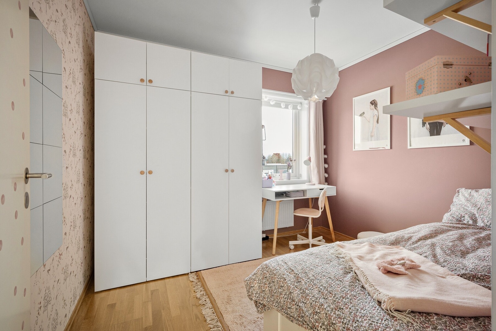 Med lyse vegger og gode vindusflater føles rommet åpent og behagelig. Galleribilde