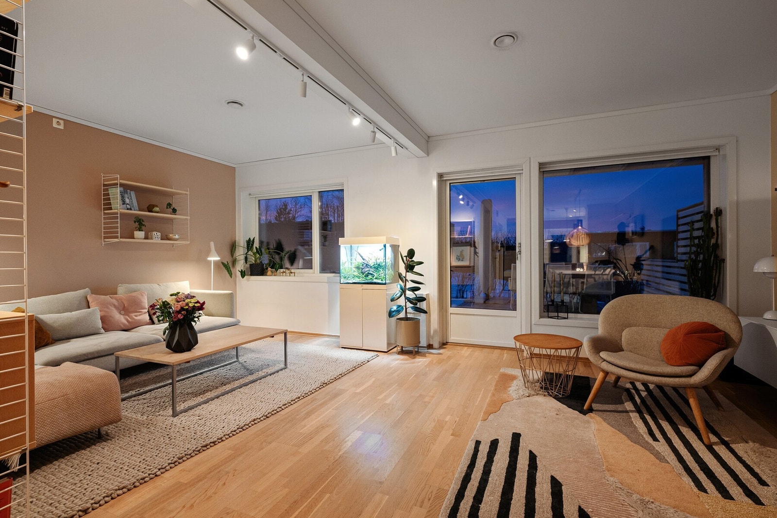 Her er det plass til en stor sofagruppe, spisebord og en egen lesekrok. Galleribilde