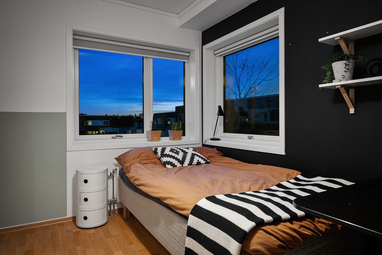 De to store vinduene slipper inn godt med sollys om morgenen. Galleribilde