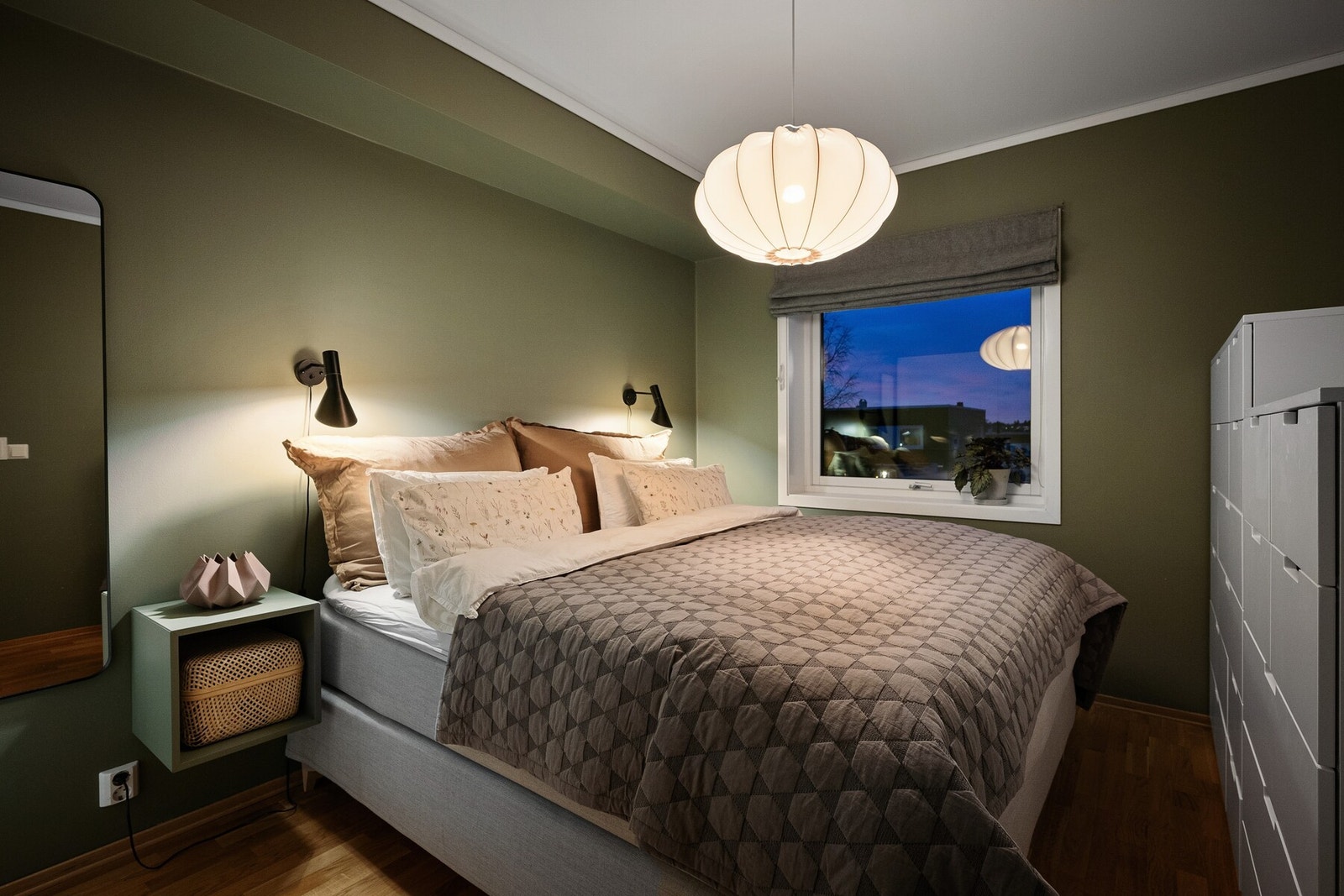 Et stort vindu slipper inn mye dagslys, samtidig som rommet ligger tilbaketrukket og skjermet for en god natts søvn. Galleribilde