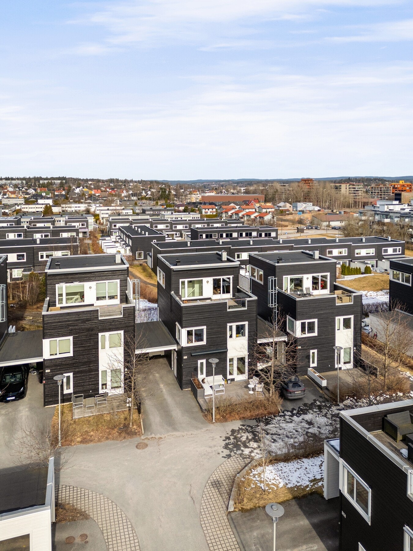 Fra boligen er det kort gangavstand til Finstad barneskole og Villenga barnehage. Det finnes flere videregående skoler i nærliggende områder blant annet Ski videregående, samt et godt utvalg av både private og kommunale barnehager. Galleribilde
