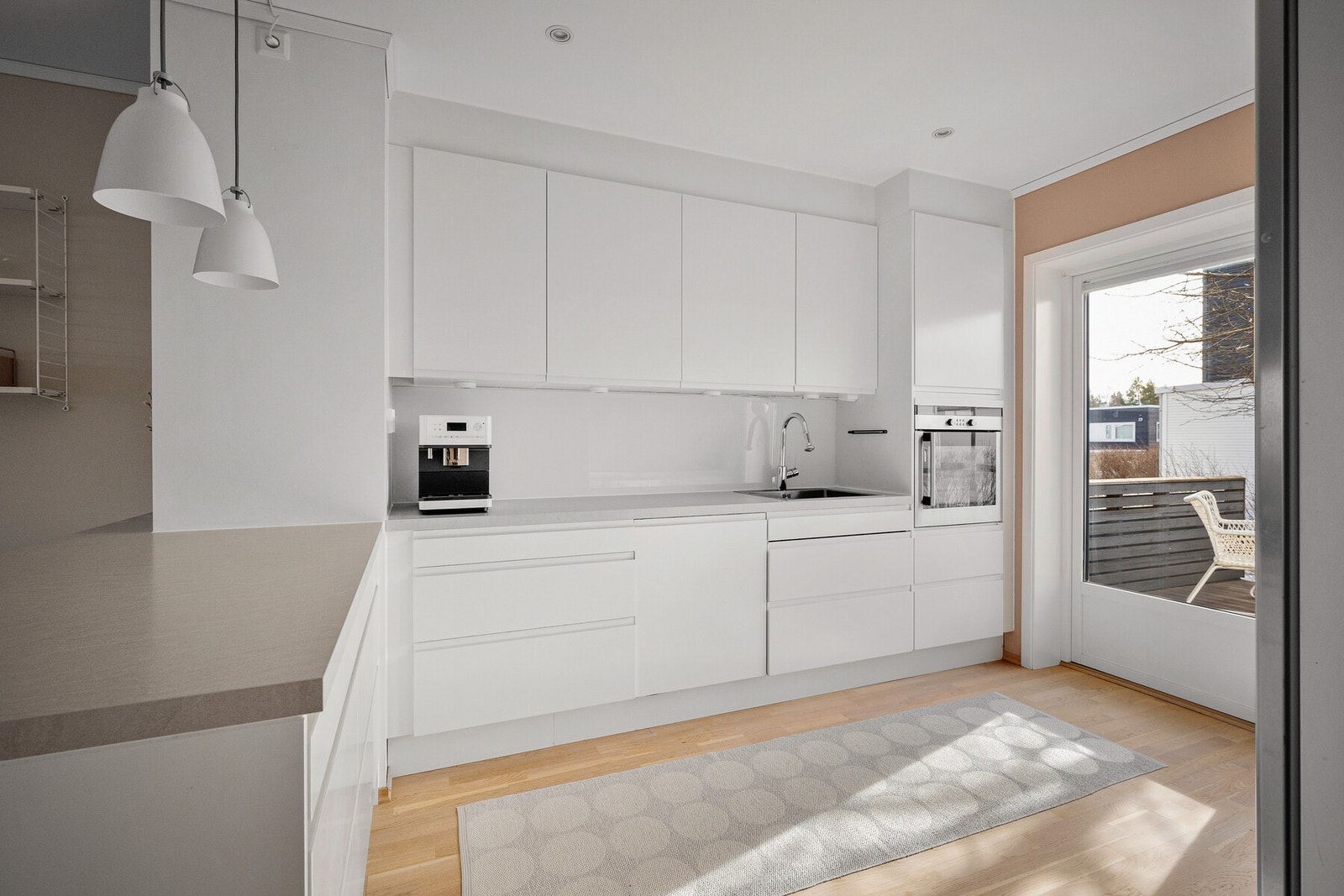 Kjøkkenet er både praktisk og stilrent, med en moderne innredning og rikelig med oppbevaringsplass. Galleribilde