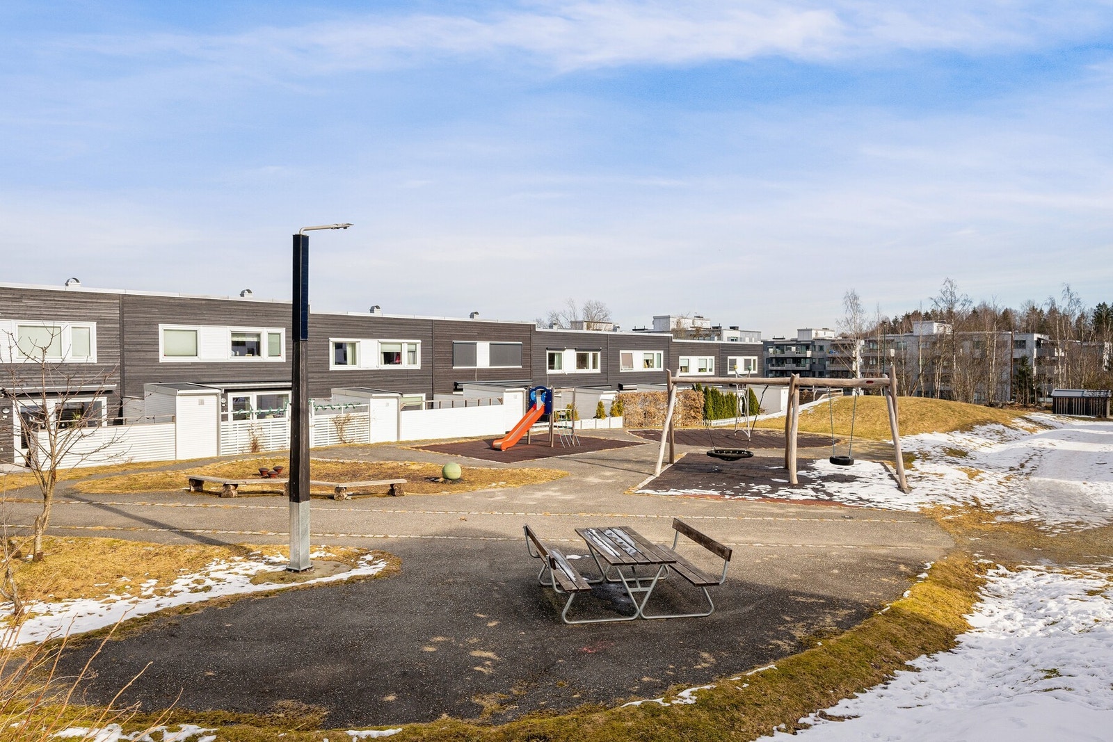 I nærheten finnes det flere lekeplasser, skiløyper og flott friluftsområde med skog og akebakke. Ski Idrettspark tilbyr diverse aktiviteter som fotball, håndball, ishockey, friidrett, tennis, klatring m.m. Galleribilde