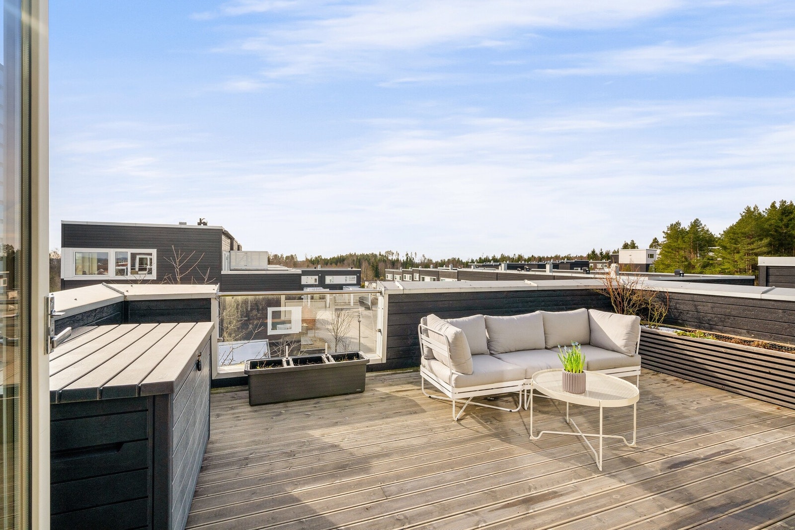 Et av høydepunktene i denne boligen er den fantastiske takterrassen, hvor du kan nyte solen gjennom store deler av dagen. Galleribilde