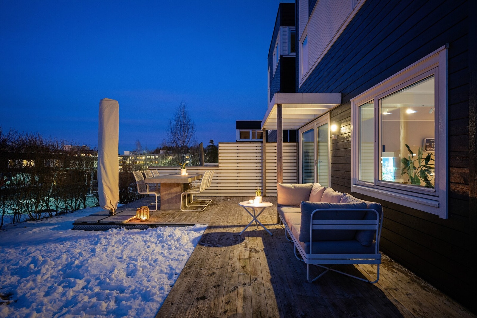 Fra stuen har du også direkte utgang til en av boligens solrike uteplasser - perfekt for varme dager og hyggelige kvelder. Galleribilde