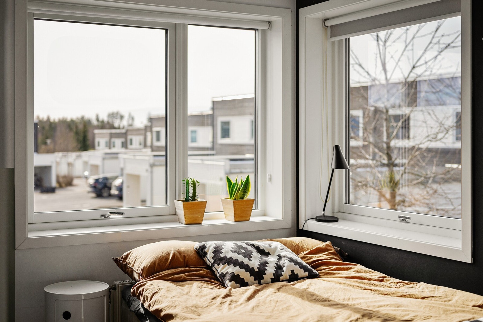 Med plass til både seng og pult får rommet en fleksibel funksjon, enten det brukes til søvn, lek eller jobb. Galleribilde