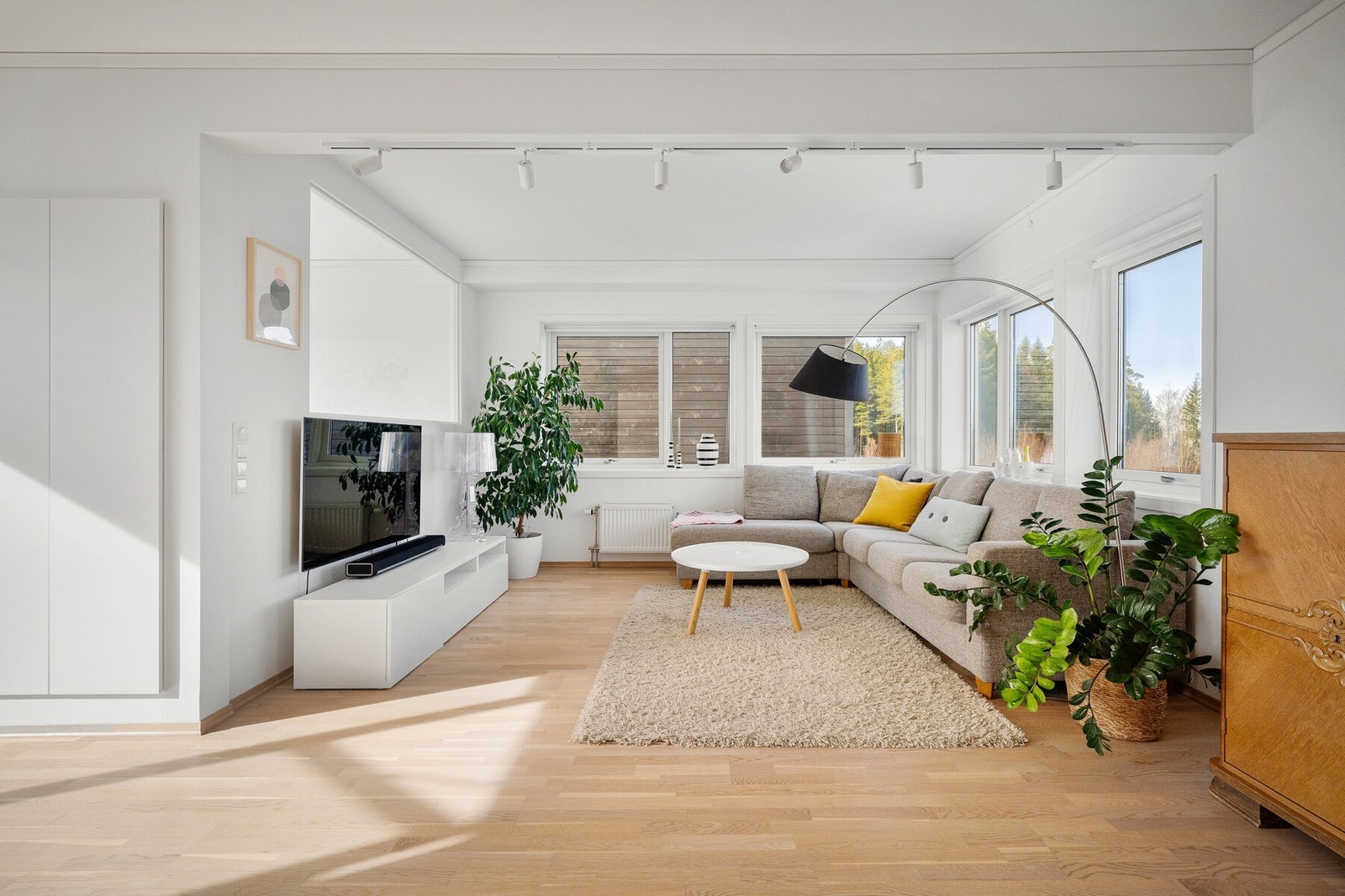 Takket være de store vindusflatene og høyt over bakken, så får stuen rikelig med dagslys. Galleribilde