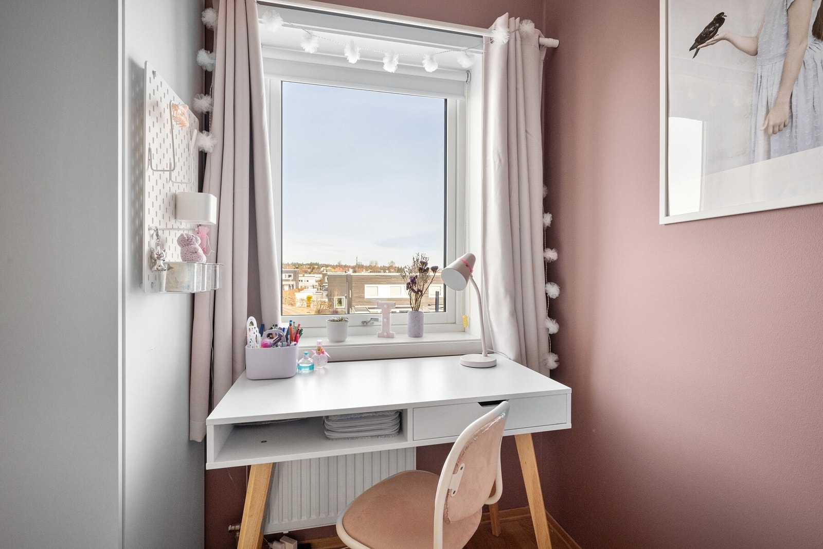 Her er det plass til seng, garderobeskap og skrivebord, slik at rommet enkelt kan tilpasses ulike behov. Galleribilde