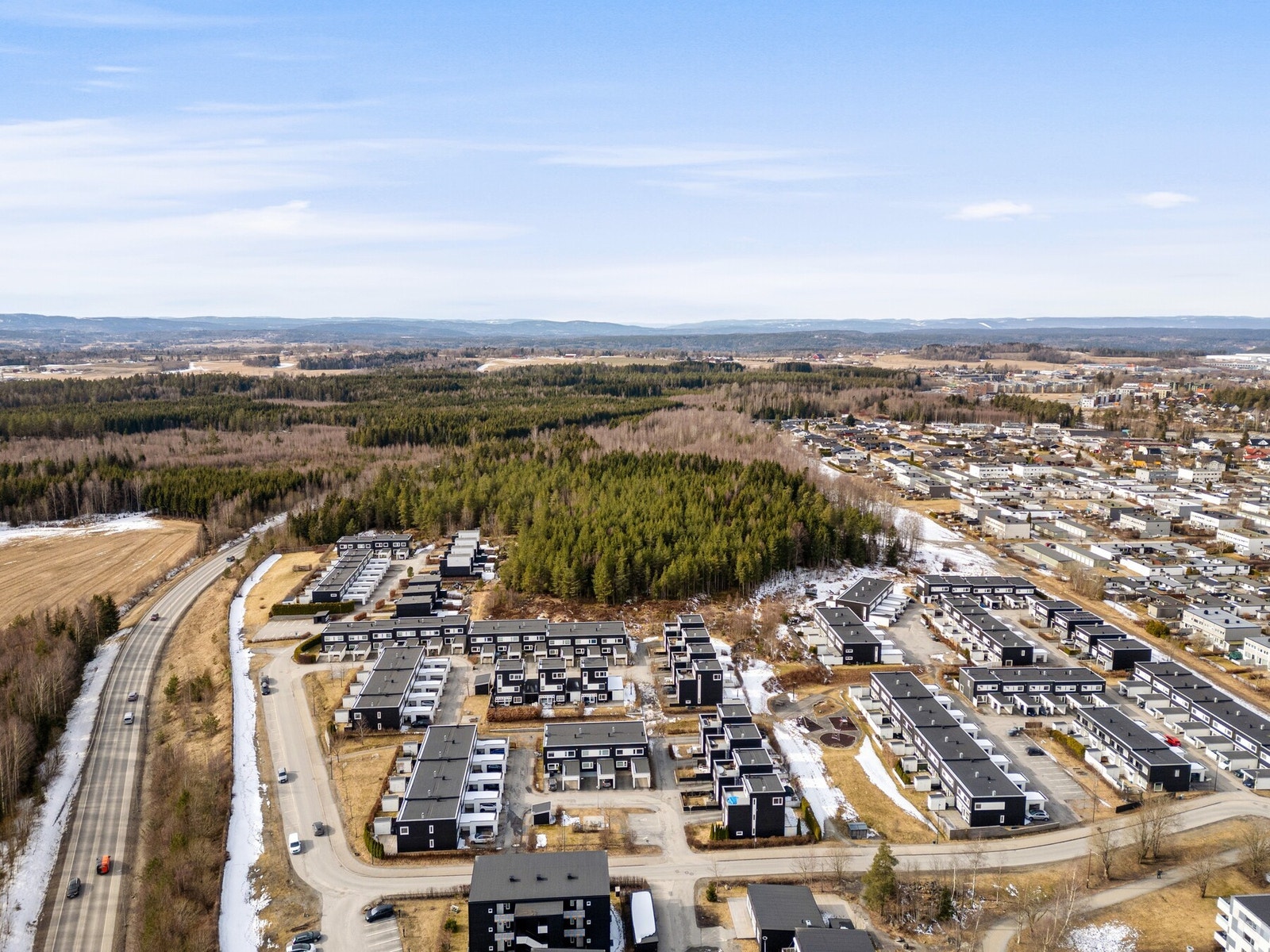 Det er i underkant av 10 minutter å kjøre til badeplass ved Midsjøvannet og ca. 13 minutter å kjøre til Breivoll som har en flott badestrand langs Bunnefjorden. En kort biltur fra eiendommen ligger Tusenfryd, Norges største fornøyelsespark. Galleribilde