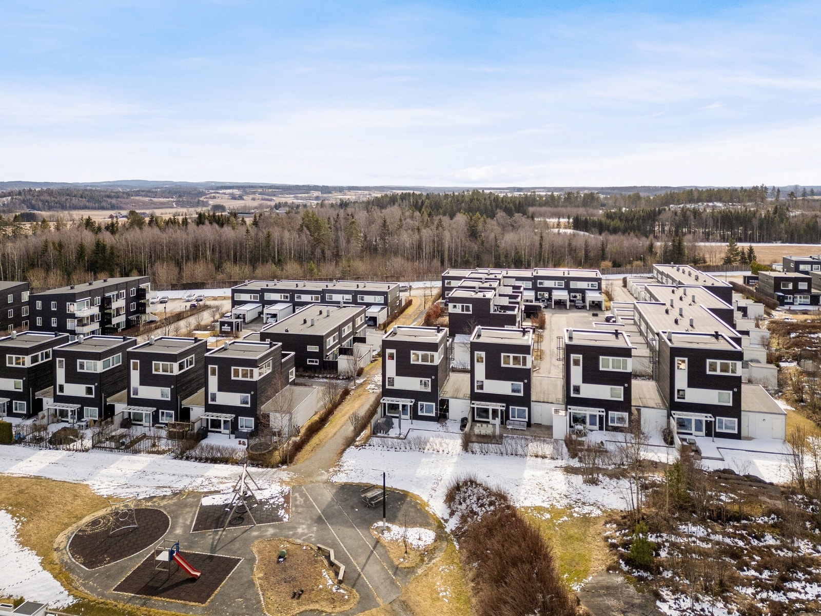 Dagligvarehandelen kan gjøres ved Meny Ski og Kiwi Finstad. Ønsker du ytterligere servicetilbud ligger eiendommen ca. 20 minutter i gangavstand fra Ski sentrum og Ski Storsenter. Sistnevnte er et populært møtested med 145 butikker, restauranter, kino, bib Galleribilde