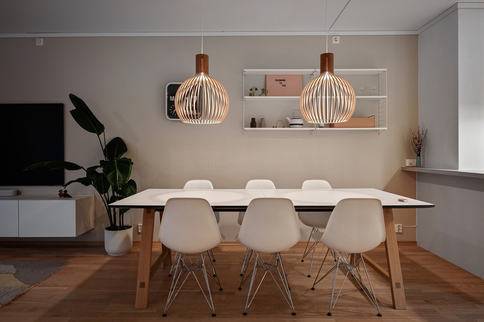 Med plass til en stor spisegruppe blir dette et naturlig samlingssted for måltider og hyggelige stunder med familie og venner. Galleribilde