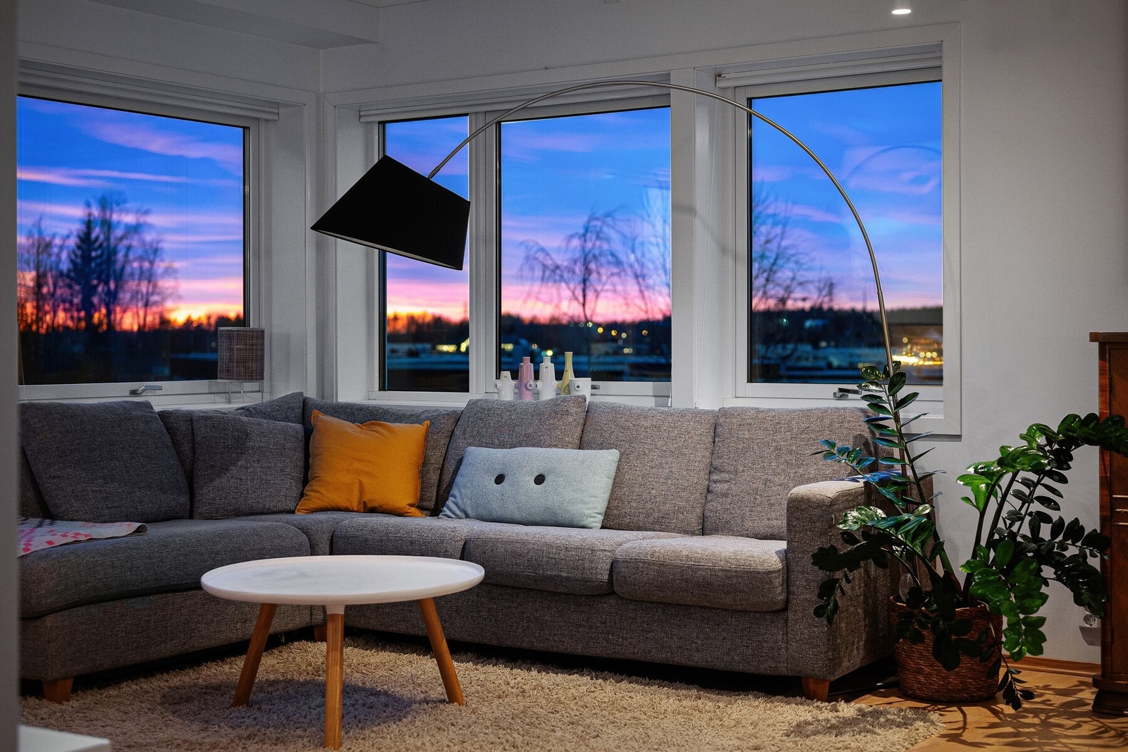 Med fire soverom, to bad, store oppholdsrom og en luftig planløsning over tre etasjer, er dette et hjem som passer perfekt for familier som ønsker både plass, kvalitet og nærhet til naturen. Galleribilde