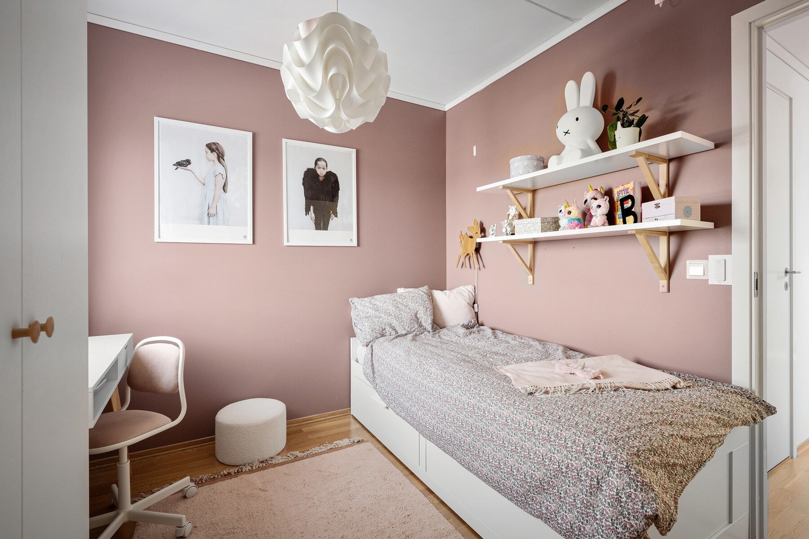 Dette soverommet passer perfekt som barnerom, gjesterom eller hjemmekontor. Galleribilde