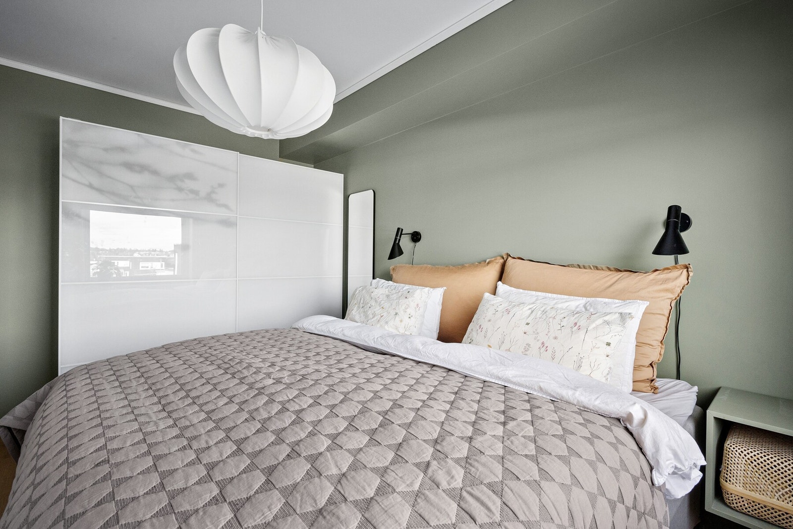 Den store skyvedørsgarderoben gir rikelig med oppbevaringsplass. Galleribilde