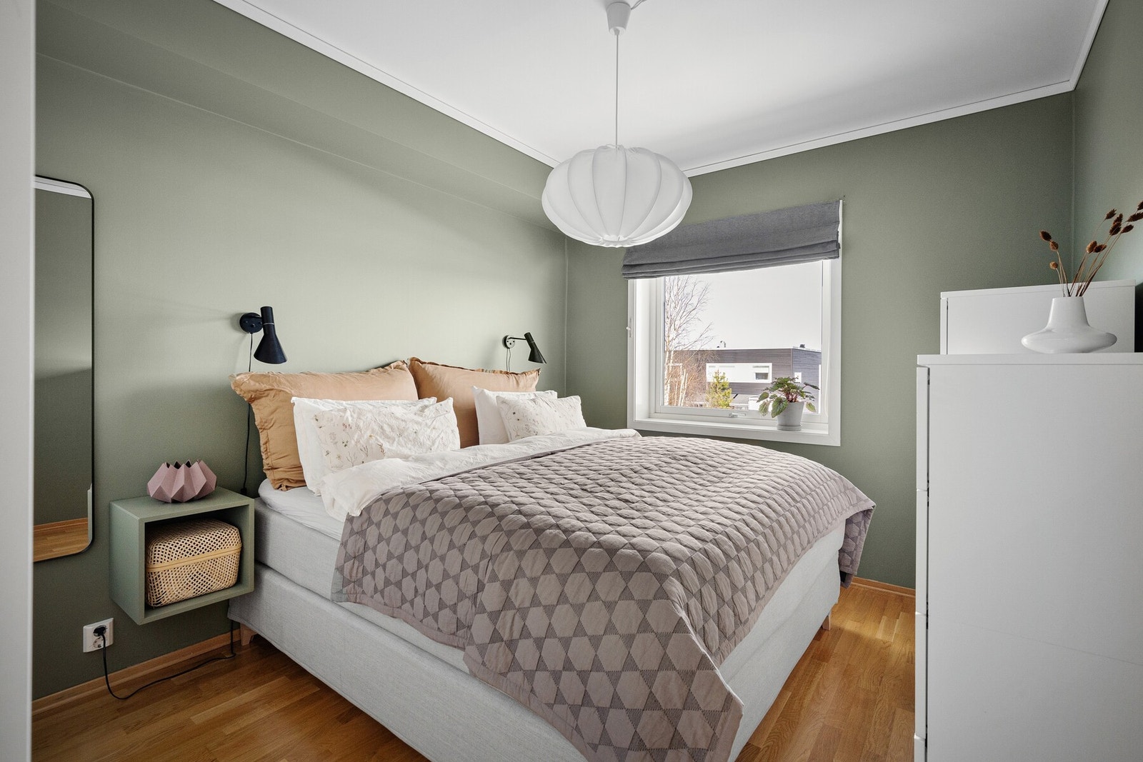 Hovedsoverommet er en rolig og avslappende sone, perfekt for å lade batteriene etter en lang dag. Galleribilde