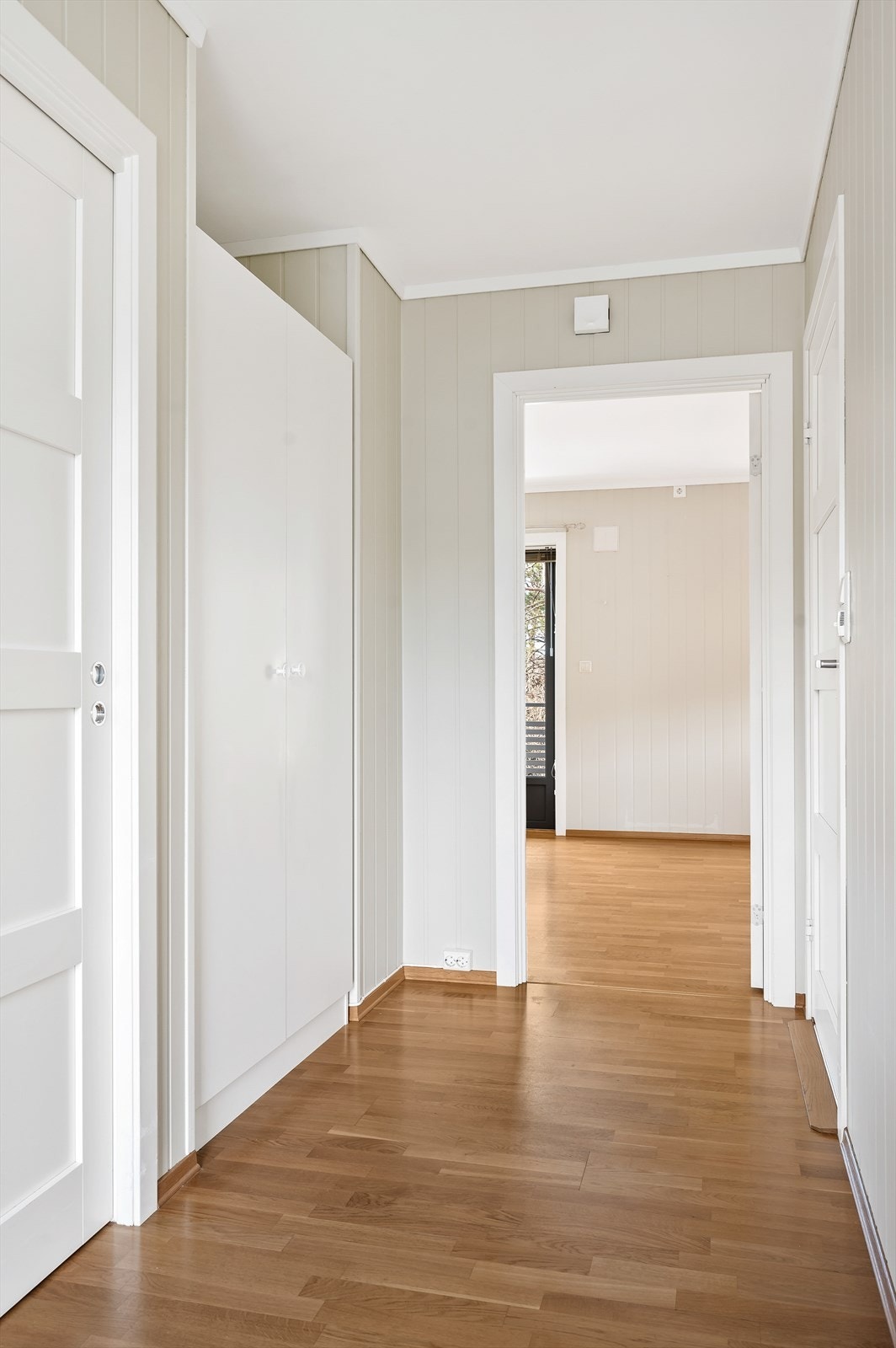Gang med garderobeskap Galleribilde