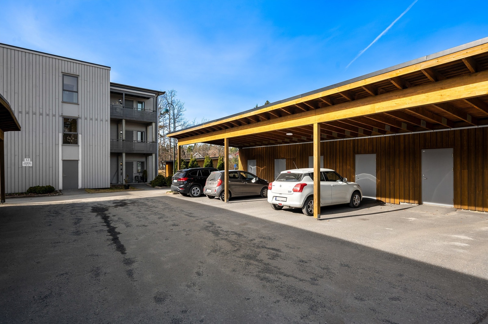 Tilhørende fast plass i carport med bod Galleribilde