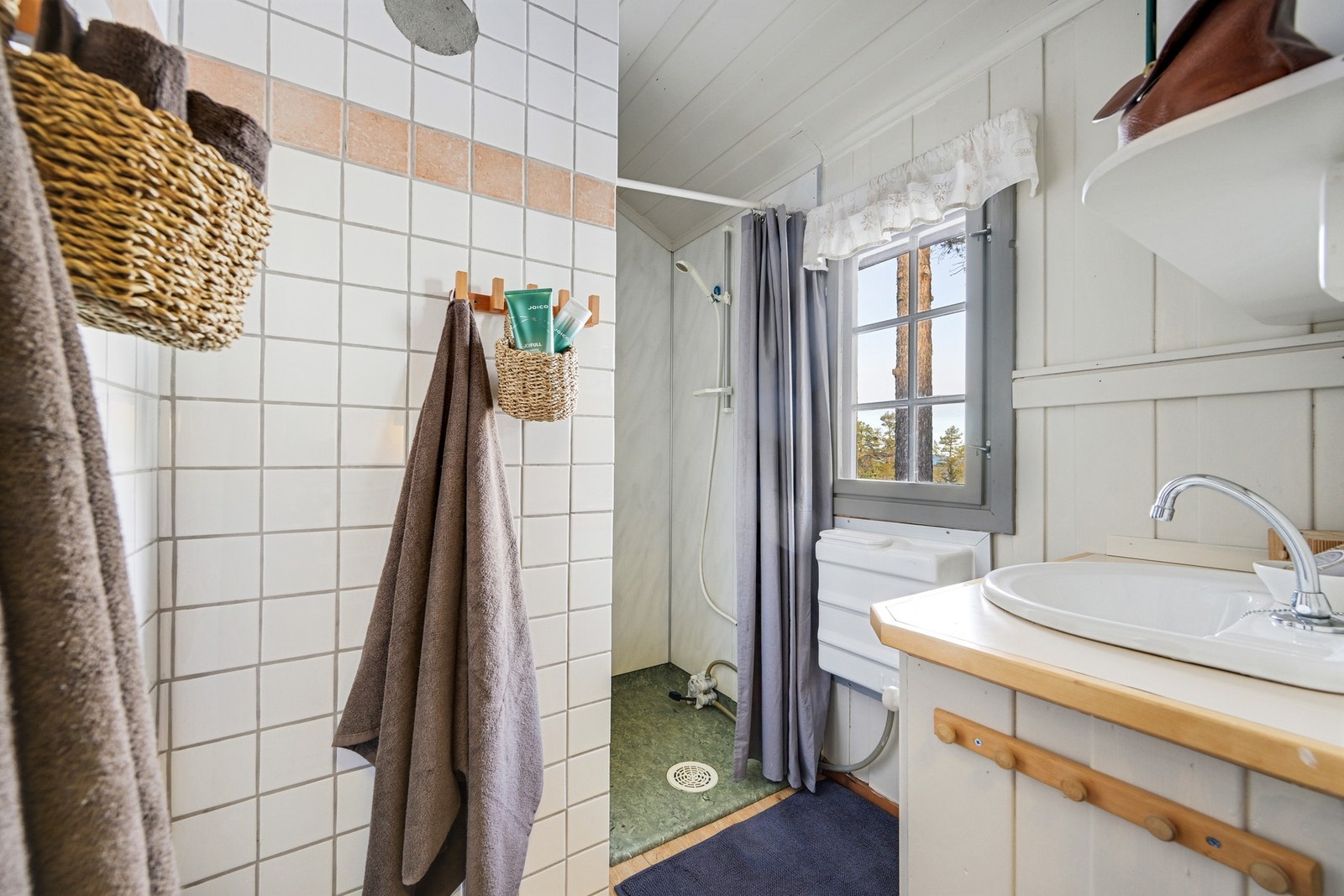På innsiden av kjøkkenet er badet Galleribilde