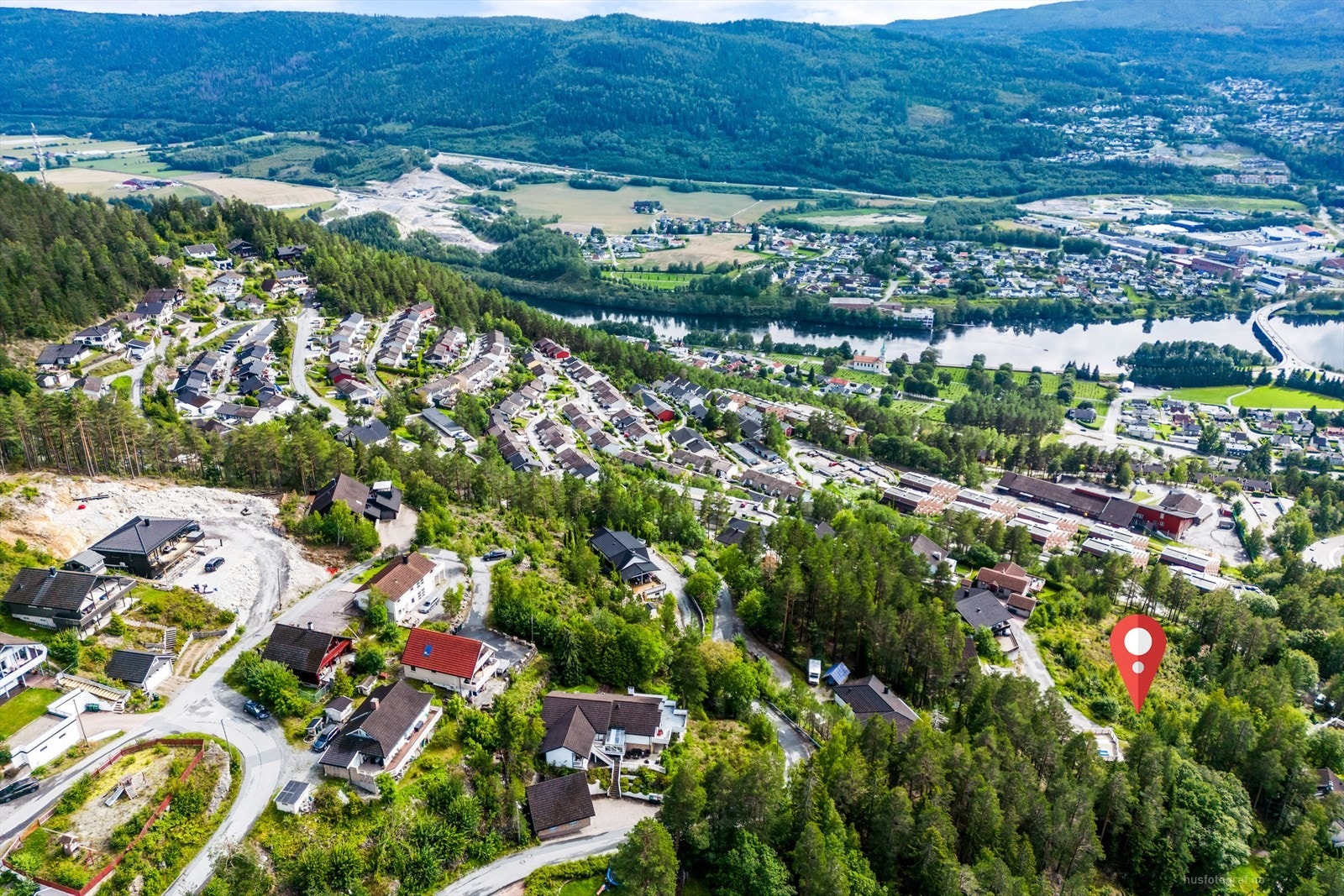Området har kort avstand til skoler, barnehager, offentlig kommunikasjon, samt et rikt utvalg av fasiliteter og servicetilbud Galleribilde