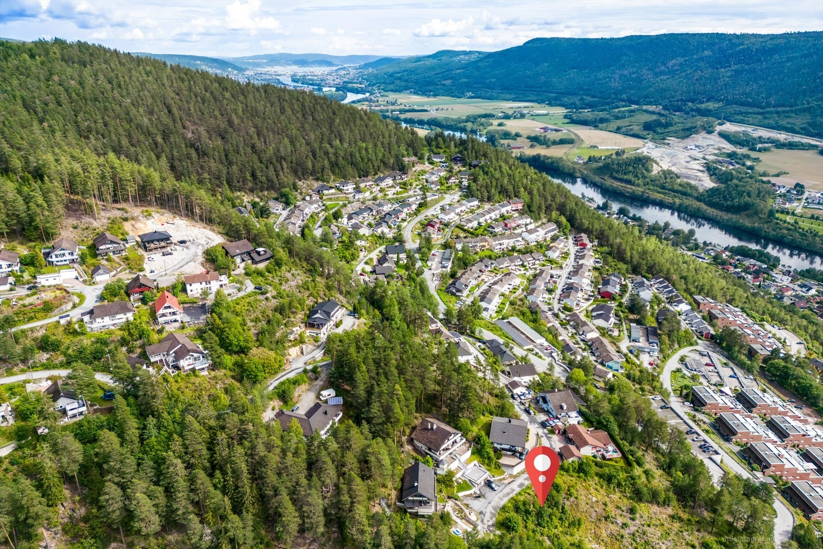 Ved å benytte bil tar det ca. 5 min til Mjøndalen, ca. 20 min til Drammen Galleribilde