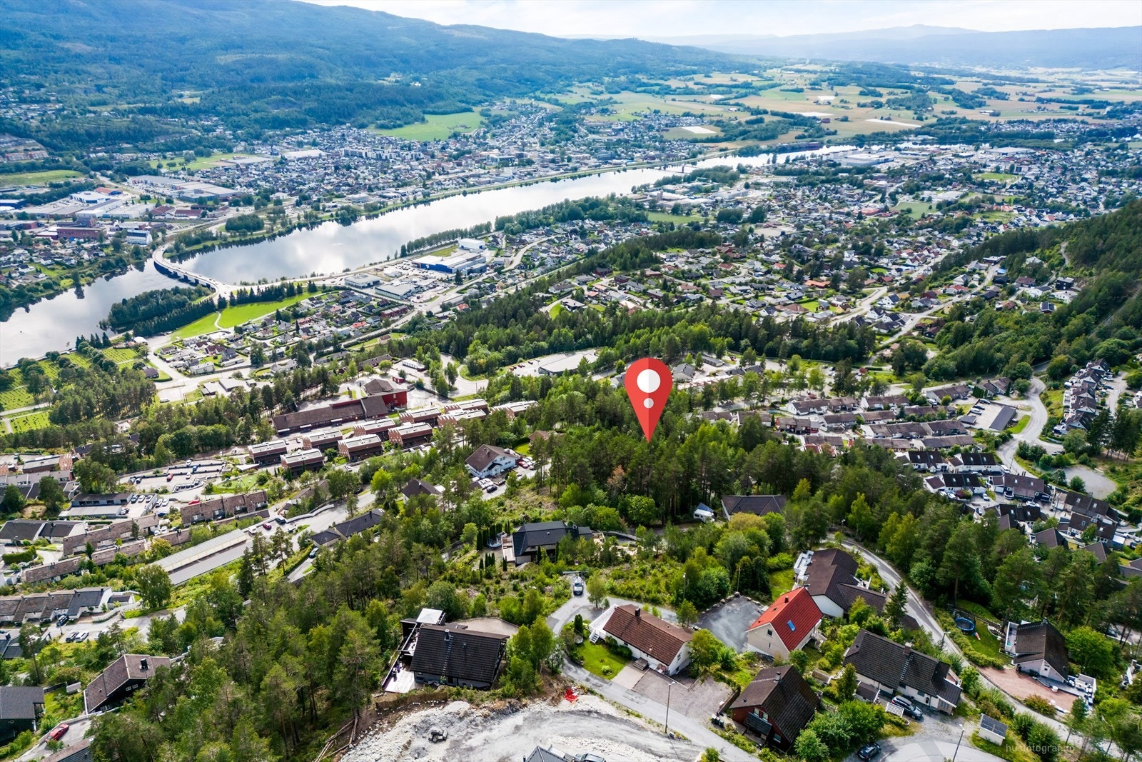 Nærhet til Krokstad barneskole og Eknes ungdomsskole. Det finnes flere videregående skoler i nærliggende områder Galleribilde